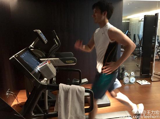 王力宏深夜鍛煉展現健碩手臂，網友熱切期待秀胸肌風采